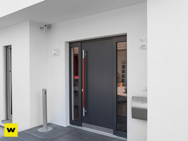 Moderne Haustür aus Aluminium mit Seitenteil in zeitgemäßer weißer Hausfassade.