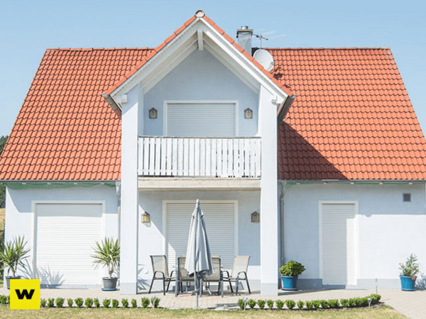 Modernes Einfamilienhaus mit rotem Dach und Terrasse, ideal für Immobilien und Hauskauf.